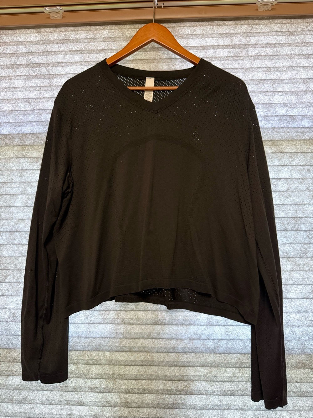 Lululemon - swiftly open hole V-neck long sleeve - black